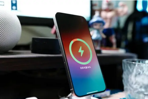 江津苹果15换屏服务分享用什么充电器给iPhone15充电更好 